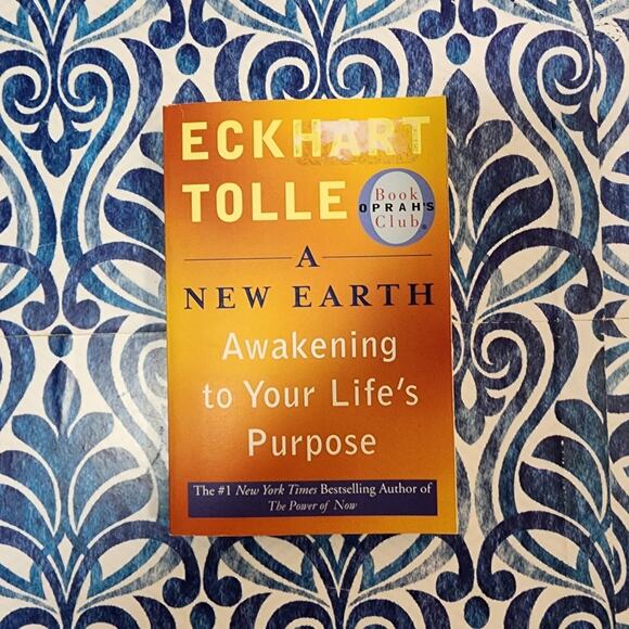A New Earth by Eckhart Tolle Paperback - Picture 2 of 3